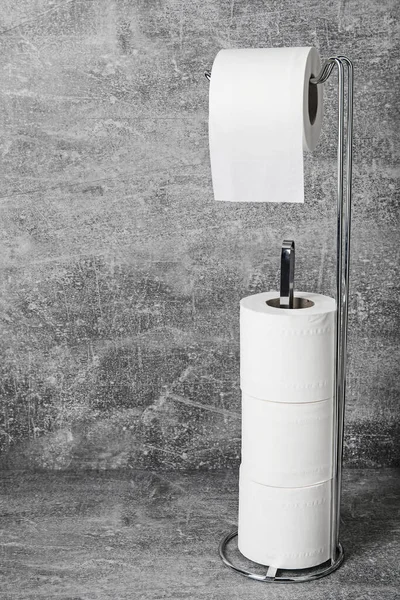 Holder Dengan Gulungan Kertas Toilet Lembut Pada Latar Belakang Grunge — Stok Foto