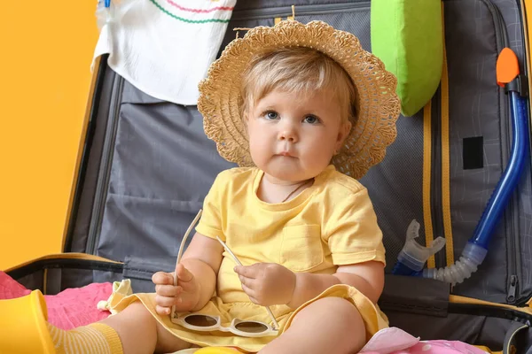 Bébé Fille Mignonne Dans Valise Avec Des Biens Sur Fond — Photo