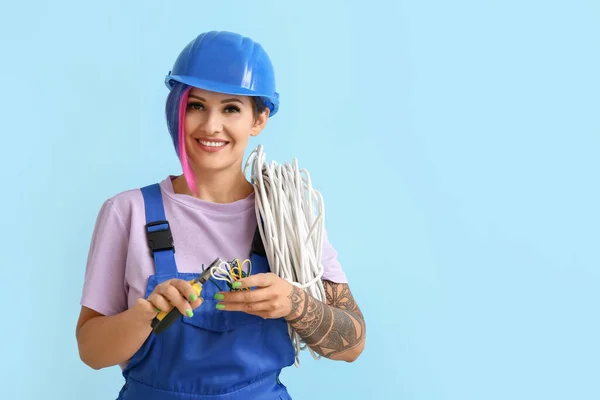 Electricista Femenina Con Alicates Sobre Fondo Color — Foto de Stock