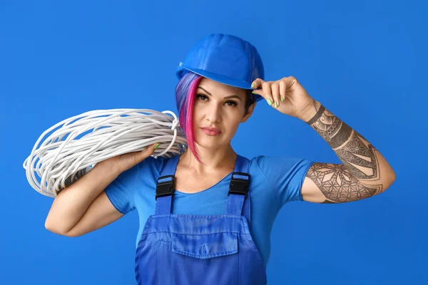 Female Electrician Cables Color Background — Stock Photo, Image
