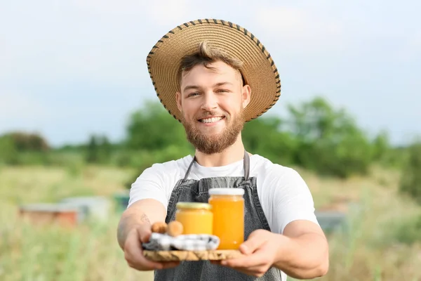 養蜂家と蜂蜜で瓶の中にApiary — ストック写真