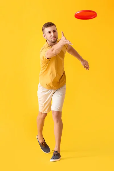 Bonito Jovem Pegando Frisbee Fundo Amarelo — Fotografia de Stock