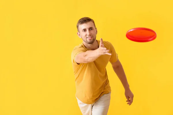 Pemuda Tampan Melemparkan Frisbee Pada Latar Belakang Kuning — Stok Foto