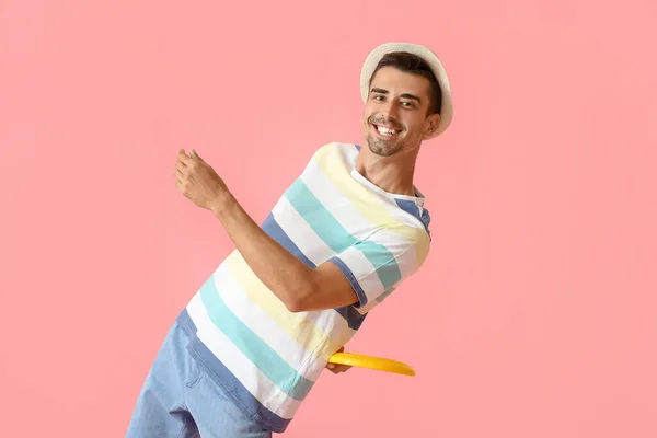 Bonito Jovem Jogando Frisbee Fundo Rosa — Fotografia de Stock