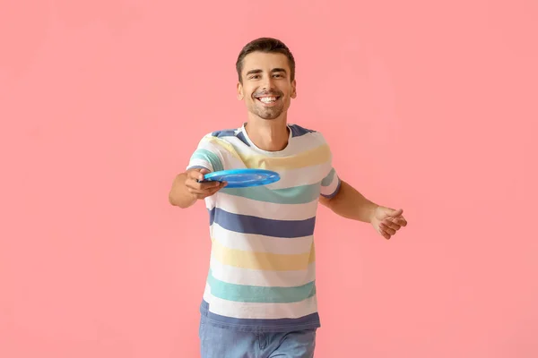 Bonito Jovem Jogando Frisbee Fundo Rosa — Fotografia de Stock