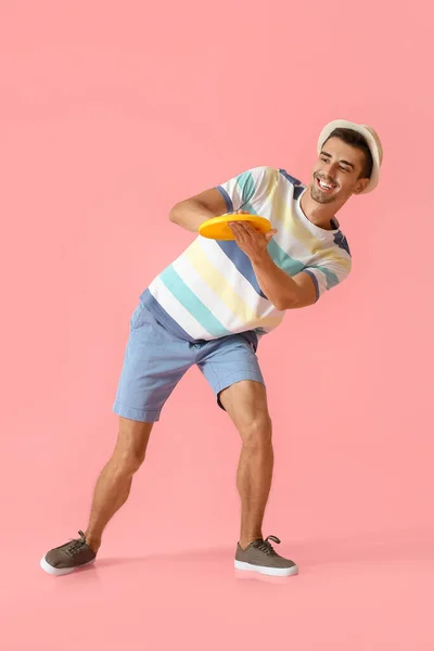 Bello Giovane Uomo Gettando Frisbee Sfondo Rosa — Foto Stock