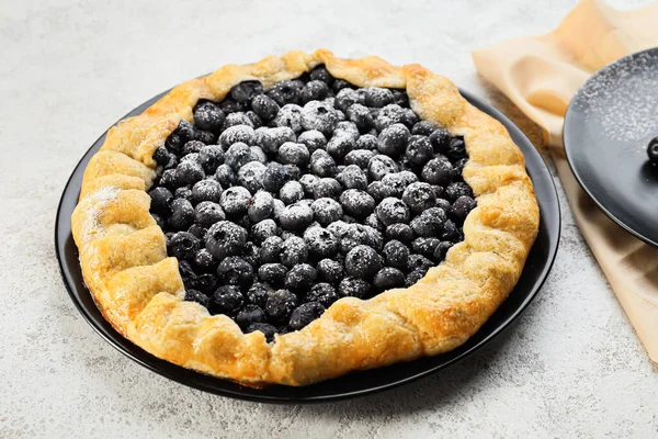 Assiette Avec Galette Bleuets Savoureux Sur Fond Clair Gros Plan — Photo