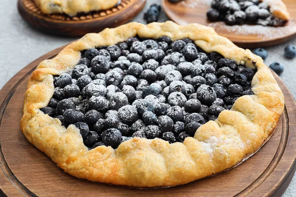 Plateau Avec Galette Bleuets Savoureux Sur Table Gros Plan — Photo