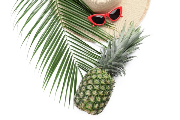 Composition Avec Chapeau Élégant Lunettes Soleil Ananas Sur Fond Blanc — Photo