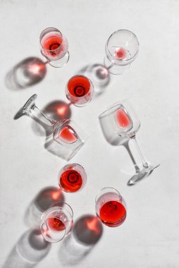 Açık arkaplanda kırmızı şarap artığı olan bardaklar