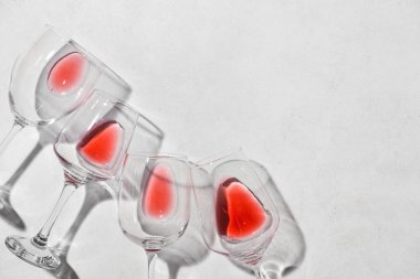 Açık arkaplanda kırmızı şarap artığı olan bardaklar