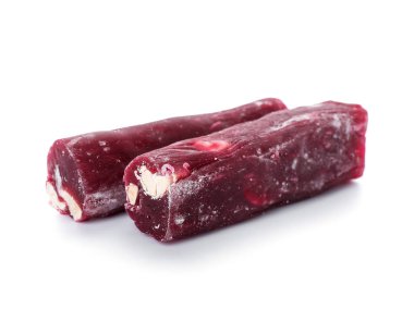 Beyaz arka planda lezzetli Türk lokumu