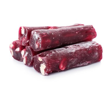 Beyaz arka planda lezzetli Türk lokumu