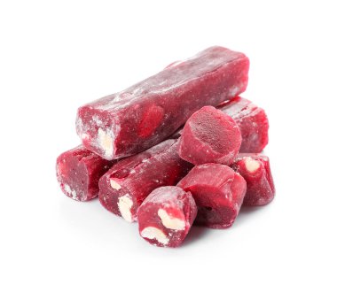 Beyaz arka planda lezzetli Türk lokumu