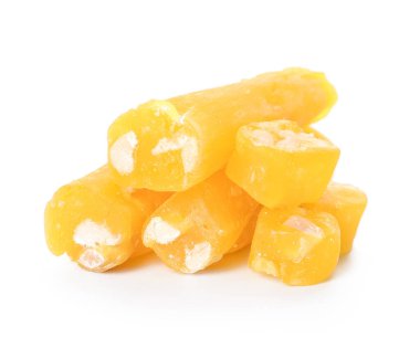 Beyaz arka planda lezzetli Türk lokumu