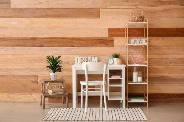 Odanın içinde çalar saati olan şık bir iş yeri.