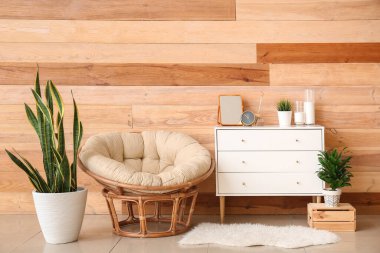 Şık odanın modern iç mekanında çalar saat