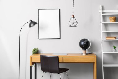 Modern odanın içindeki ahşap masa.