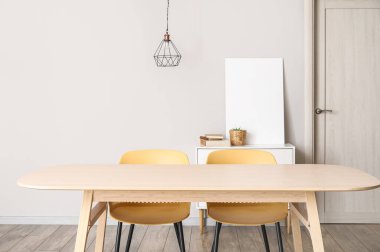 Sandalyeler ve masa aydınlık odada.