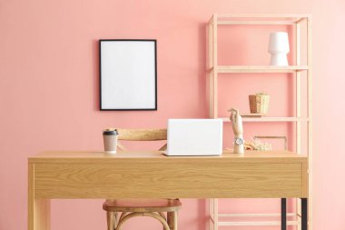 Renk duvarına yakın çalışma yeri olan modern odanın içi