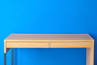 Renk duvarının yanındaki ahşap modern masa