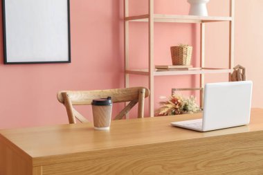 Renk duvarına yakın çalışma yeri olan modern odanın içi