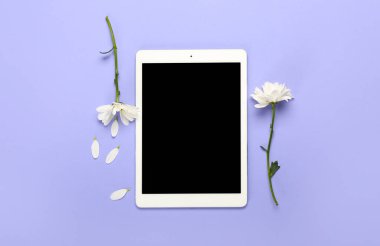 Renkli çiçekli beyaz tablet bilgisayar