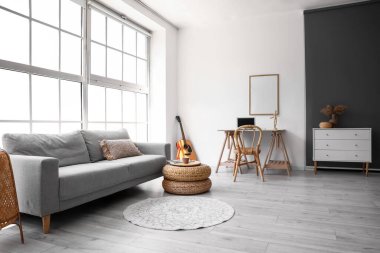 Modern iş yeri ve gitarlı oturma odasının içi