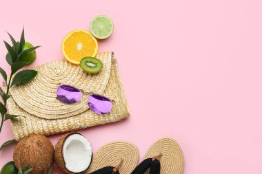 Plaj aksesuarları ve renk arkaplan meyveli kompozisyon