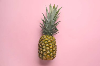 Renk arka plan üzerinde olgunlaşmış ananas