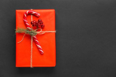 Karanlık arka planda güzel bir Noel hediyesi kutusu