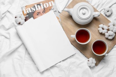 Boş şarjörlü kompozisyon ve yatakta çay