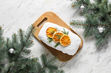 Hafif arkaplanlı, lezzetli bir Noel tablosu