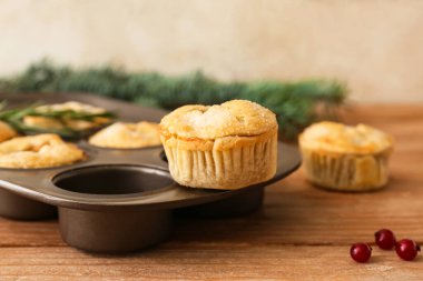 Pasta tepsisi ve lezzetli turtalar, yakın plan.