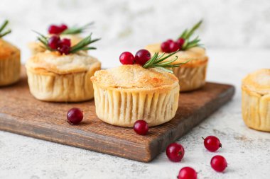 Hafif arkaplanda lezzetli kıymalı turtalar olan tahta, yakın plan