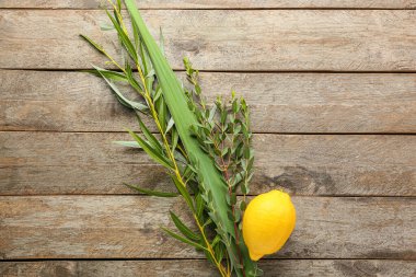Ahşap arka planda Sukkot festival sembolleri