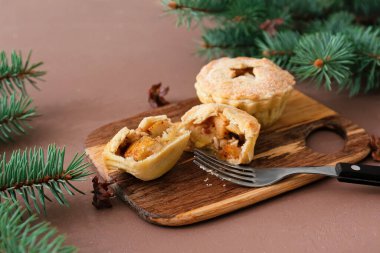 Lezzetli kıymalı turtalar ve renk arkaplanı çatallı tahta