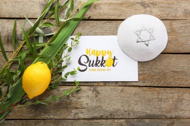 Tahta arka planda Sukkot festival sembolleri ve tebrik kartı