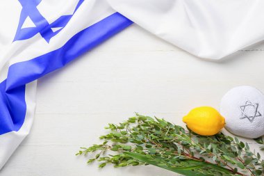 Işık arka planında Sukkot festival simgeleri ve İsrail bayrağı