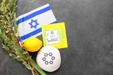 Sukkot festival sembolleri, İsrail bayrağı ve gri arkaplanda tebrik kartı