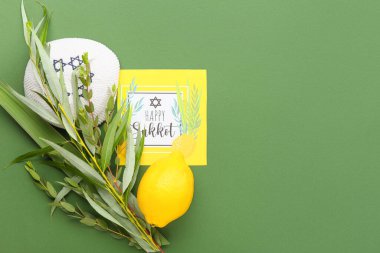Renk arkaplanına Sukkot festival simgeleri ve tebrik kartı