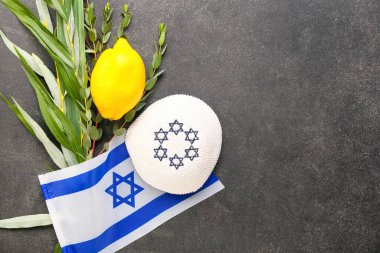 Gri arkaplanda Sukkot festival simgeleri ve İsrail bayrağı