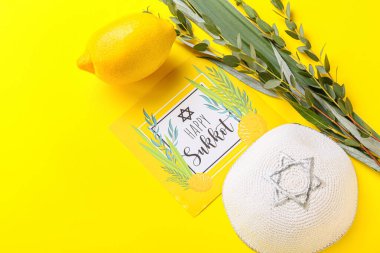 Renk arkaplanına Sukkot festival simgeleri ve tebrik kartı