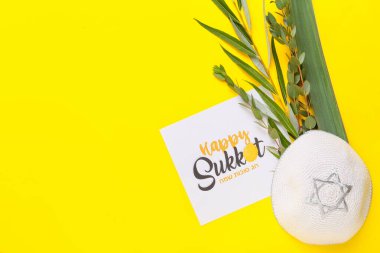 Renk arkaplanına Sukkot festival simgeleri ve tebrik kartı