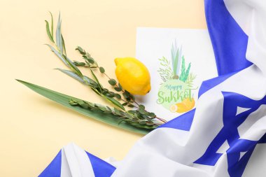 Sukkot festival sembolleri, İsrail bayrağı ve renkli arkaplanda tebrik kartı
