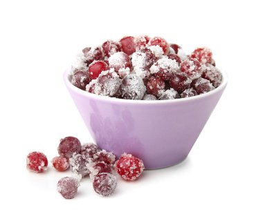 Beyaz arka planda lezzetli böğürtlenli kase