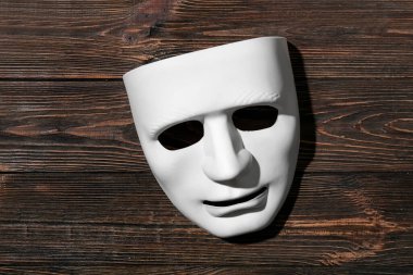 Guy Fawkes 'ın maskesi tahta arka planda