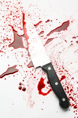 Beyaz arka planda kan damlaları olan bıçak.