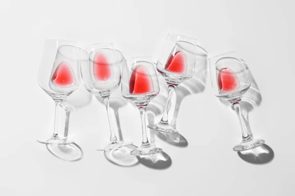 Stilvolle Komposition Von Gläsern Mit Übrig Gebliebenem Rotwein Auf Hellem — Stockfoto