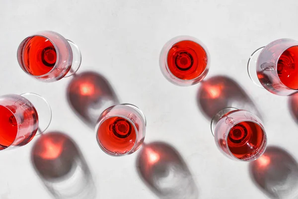 Ποτήρια Νόστιμο Κόκκινο Κρασί Στο Φως Φόντο — Φωτογραφία Αρχείου